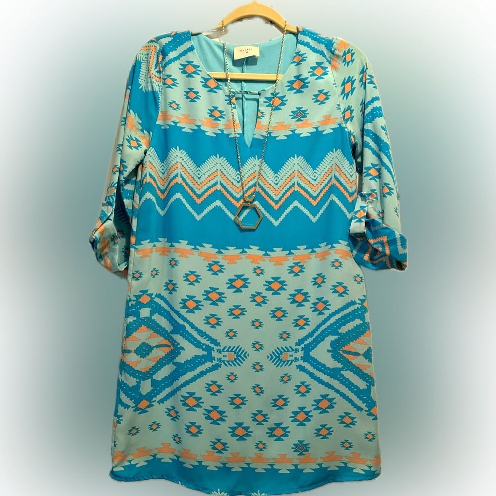 Practically new! Everly fun-colored keyhole dress with detailed patterns!